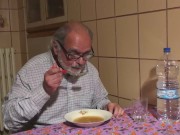 Badante si fa scopare davanti al vecchio pappone