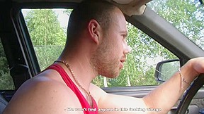 Hawt whore sucks in car