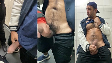 Fazendo a festa dos machos no banheiro publico, frio la fora, pica aqui dentro.