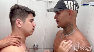 Fetiche de homens tomando banho peladões parte 20