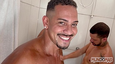Fetiche de homens tomando banho peladões parte 20