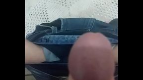 Casado no banheiro batendo uma
