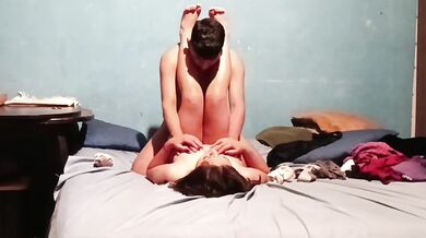 Detonando al novio de mi mejor amiga... Gimiendo me hace correr de placer...