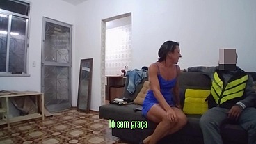 Hotwife seduziu o moto Uber deixou ele fuder sua buceta e cuzinho enquanto o corno estava escondido. No final marido aparece e pega eles no flagra