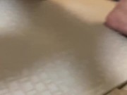 仮性包茎ちんぽのM男がおしっこ放尿する