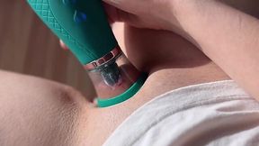 Teen slut plays with her clitoris vacuum stimulator