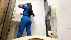 Camera catches nurse pissing in hospital bathroom(big jet)