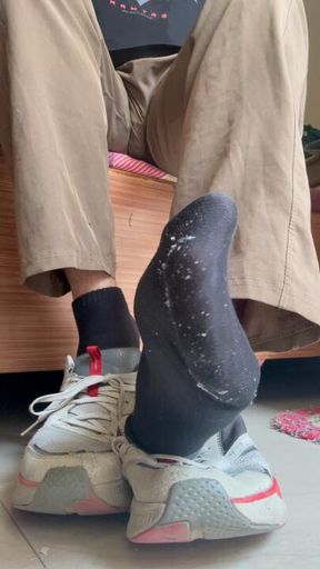 Get on ur knees and worship my sweaty socks and feet, I am tired after a heavy workout 🖕🏻…..Findom paypig cashmaster alpha alphadom malefeet