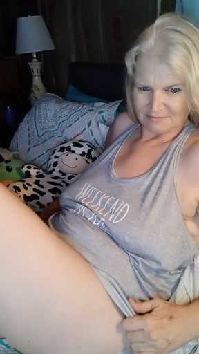 Sexy Mature Masturbates in a Private Chat!