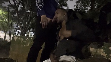 Fudendo gostoso na praça em meio a movimentação ao redor