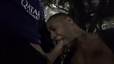 Fudendo gostoso na praça em meio a movimentação ao redor