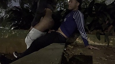 Fudendo gostoso na praça em meio a movimentação ao redor