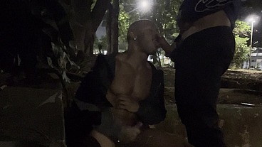 Fudendo gostoso na praça em meio a movimentação ao redor