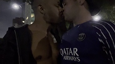 Fudendo gostoso na praça em meio a movimentação ao redor
