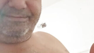 Zelfgemaakte video van een homoseksuele slet die masturbeert.
