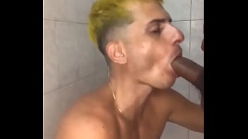 Mamei o novinho que estava soltando pipa na minha rua