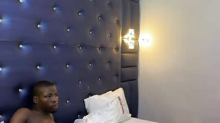 Czarny ojczym rucha w dupę młodego, chętnego pasierba w gorącym, domowym nagraniu