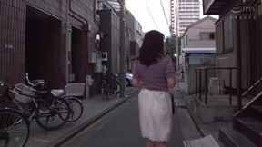 Yoshii Mihiki - a Mature Woman Teases a Younger Massochistic Man Surprising Him with Her Skilled Techniques!