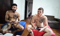 Carmona e Hisak jogando video game valendo o toba