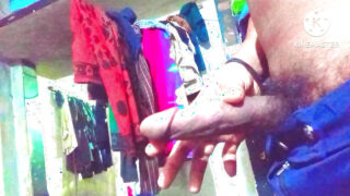 Film BDSM z perspektywy pierwszej osoby, przedstawiający Hindusów w pończochach, ruchanych w tyłek lateksem