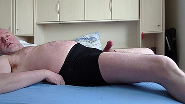 Nylonjunge ist Geil in Kaputter Unterhose
