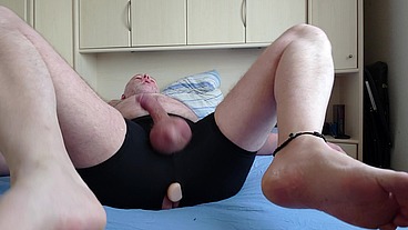 Nylonjunge ist Geil in Kaputter Unterhose
