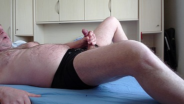 Nylonjunge ist Geil in Kaputter Unterhose