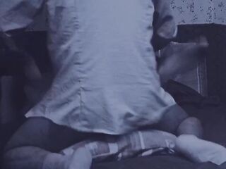 Travesti sumisa puesta a prueba por su amo, obedeciendo sin mirar a los ojos