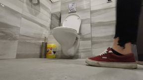 Work toilet visit in trimmed jeans & dirty farts