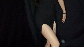Looner Empress blows and pops balloons with her heels