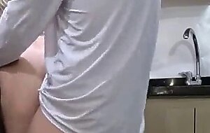Rapidito con la suegra milf caliente en la cocina termina con el cono lleno de semen. por