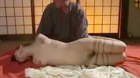 Atado y recto disfruta sexo con ataduras en casa