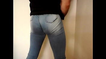 Bunda em posi&ccedil_&atilde_o fatal no jeans justo