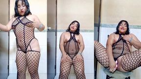 putiesposa caliente se encierra en el bano a correrse porque en el barrio ay un vato que le tiene ganas