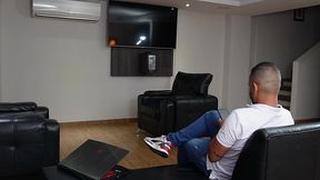 jennifer play y kitty dj sorprenden a su companero de cuarto y terminan en sexo grupal duro