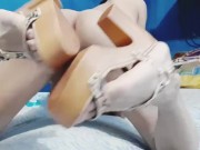 Tacones sexys y dildo grueso por el culo virgen