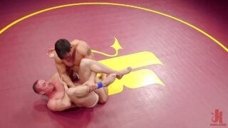 جاكوب دورهام وجوردان بوس، وهما شابان موشمان، في مشهد جنسي شرجي عنيف ضمن ممارسات السادية والمازوخية.