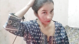 Film hardcore d&#39;une chatte serrée et de petits seins, salope indienne baisée dans le cul