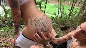 jovem tatuada fazendo sexo com um estranho no meio do mato depois de fumar um baseado