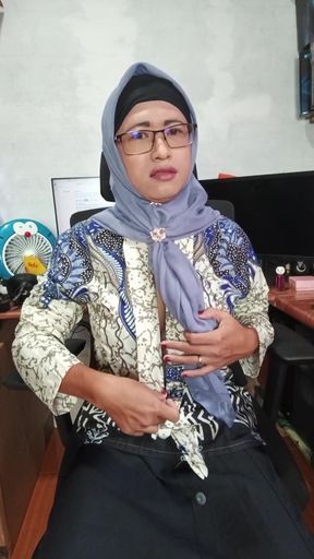 Hijab Shemale with Big Cock Masturbate Until She Cum