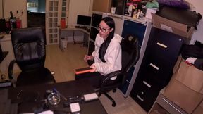 fiquei sozinho no escritorio com a novinha e meti a vara no rabo - julia costa