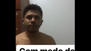 Irm&atilde_o pega outro irm&atilde_o tocando punheta