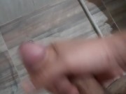 Me tiró un pajaso en el baño de mi suegra