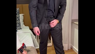 O macho dominador me colocou na coleira e me mandou mamar a rola dele na frente do corno