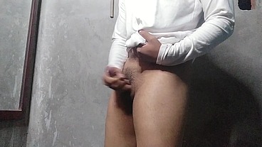 Alan Tokers sé masturba por las mañanas