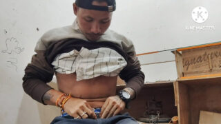 Un ragazzo indiano muscoloso si masturba il suo enorme cazzo nero