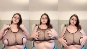 si il y a un truc que j’aime chez moi ce sont mes enormes nichons bien lourds...