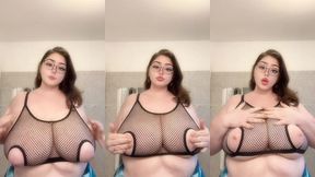 si il y a un truc que j’aime chez moi ce sont mes enormes nichons bien lourds...