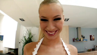 Eine geile Schlampe mit großem Hintern lässt sich von Choky Ice und Mugur doppelt anal durchnehmen.