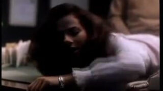 Fată brunetă futută în cur